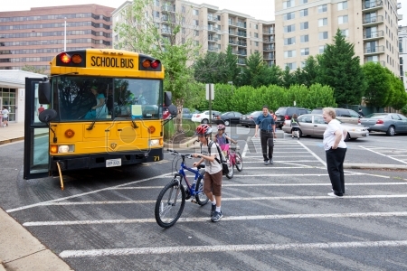 13651627-May-9-2012--美国阿灵顿-弗吉尼亚州-全国自行车上学日重点学校escuela-key-cr